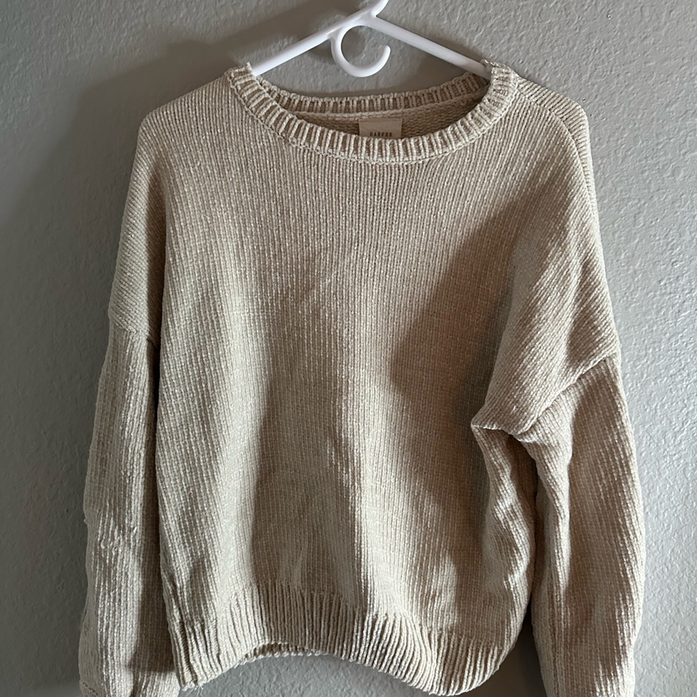 soft knitted sweater with floral details